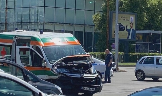 Катастрофа между линейка на Военномедицинска академия и автомобил предизвика огромно